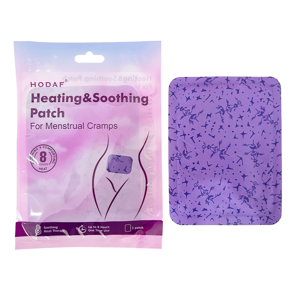 Femme appliquant le patch chauffant Zayra sur le ventre